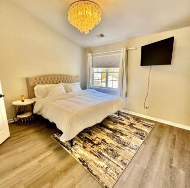 Modern Entire 2-Bedroom House for 6 Guests at University City