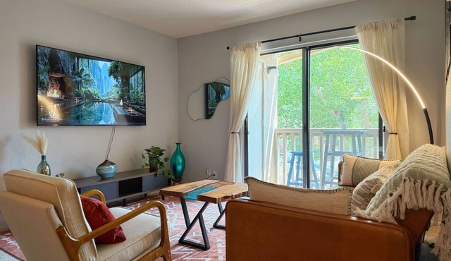 Modern Nambé Condo: Pool, Gym & Gated, Minutes to Downtown SF