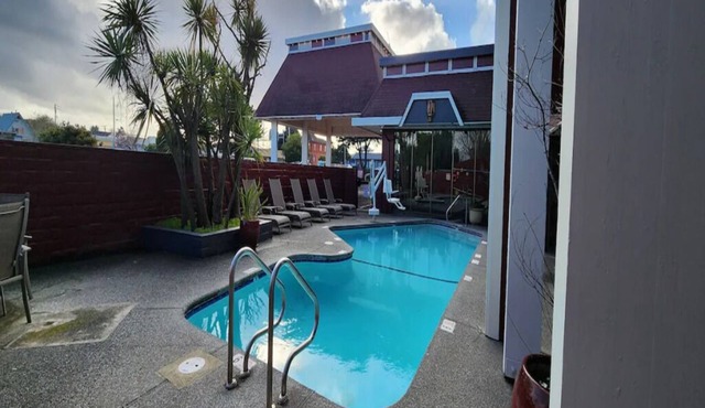 Modern Texture & Quiet Comfort – Suite Room Conveniently Close to Arcata Bay in Eureka