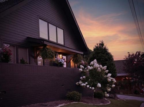 Modern, Three-Bedroom House! 5 min from Downtown!