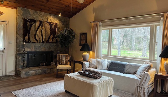 Mountain Mist lakefront cabin in Hickory - close to many attractions!