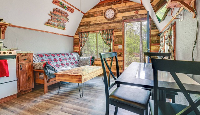 Mtn-View Cabin w/Deck & Fire Pit in Des Arc!