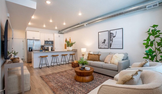 Near Downtown SLC | Rooftop Hot Tub | Pet Friendly