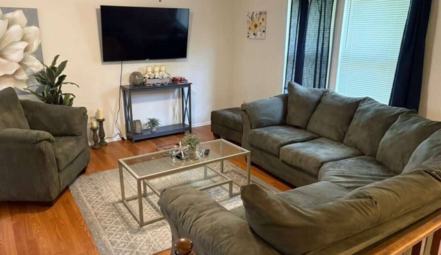 Near Uptown Charlotte | 4BR Sleeps 9 | King Suite + Yard