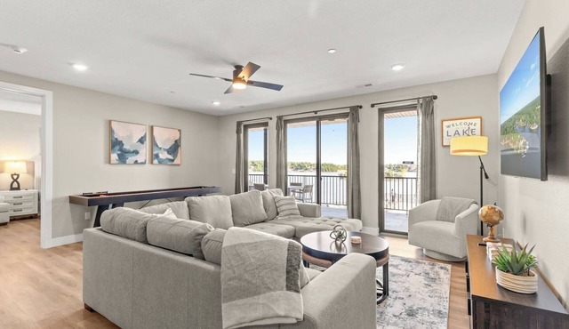 NEW LUX Lakefront Condo w/Pool, SPA, BBQ, GYM