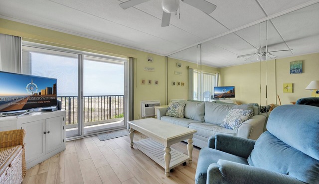Oceanfront midrise building conveniently located on 52 street, perfect for a family of 6