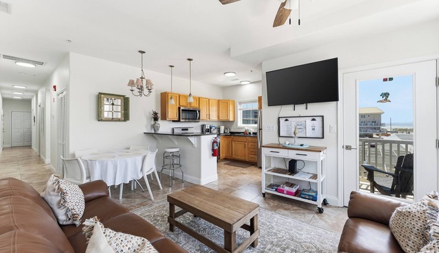 Oceanview 3BR · Pool · 1 Block to Beach · Sleeps 8