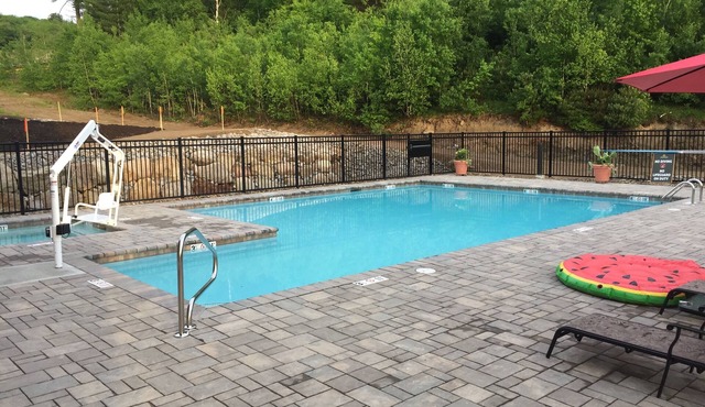 On Mt Cranmore with pool and hot tub. Lots of activities on the mountian