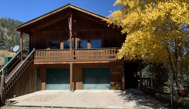 ON THE RIVER! MINUTES FROM SLOPES! SLEEPS 16