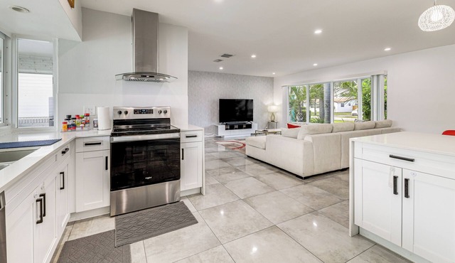 Outdoor Oasis w/Games: Sleek Hollywood Home!
