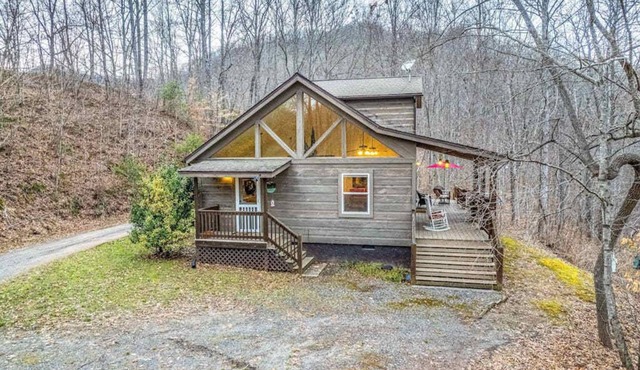 Outstanding mountain home with firepit, fast WiFi, furnished deck, views & grill