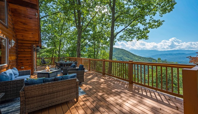 Panoramic Mountain Views & Private Hot Tub! 35 min to Pigeon Forge!