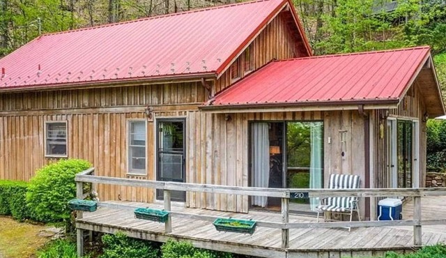Peaceful 2-bedroom cabin in charming Burnsville perfect for relaxing getaway