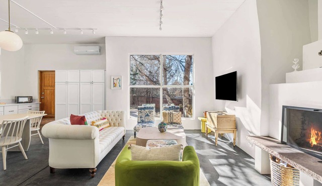 Peaceful Contemporary East Side Retreat with Kivas