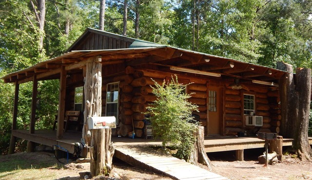 Peaceful, Rustic Log Cabin with fishing.