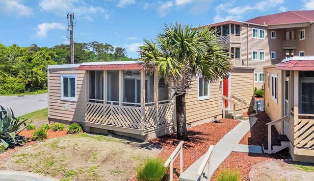Pet Friendly Ocean View Cottage - Outdoor Pool - Walk to main street