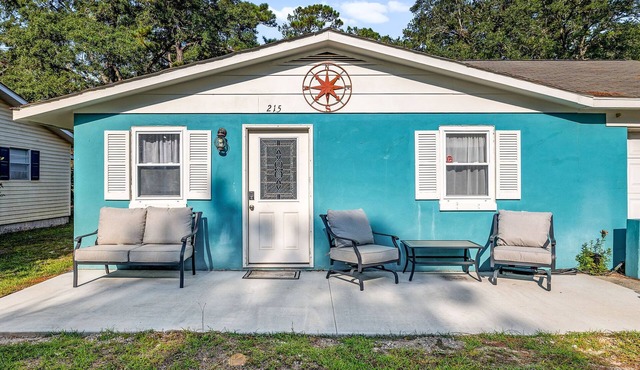 POOL MIDTOWN - Walking distance to beach, parks, restaurants and shopping