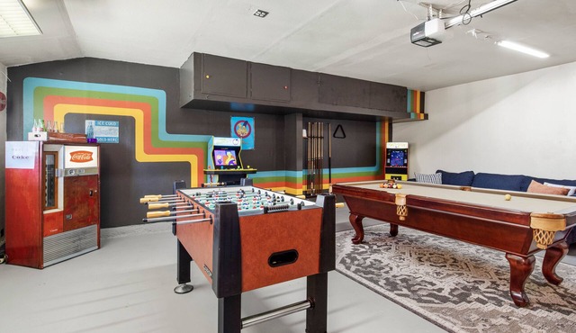 Private Hilltop Haven - Hot Tub/Game Room — 10mi to Beach & Legoland