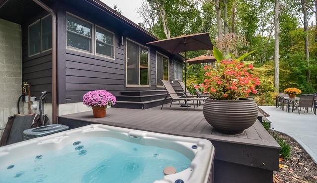 Private large yard, close to town, hot tub, Lake!