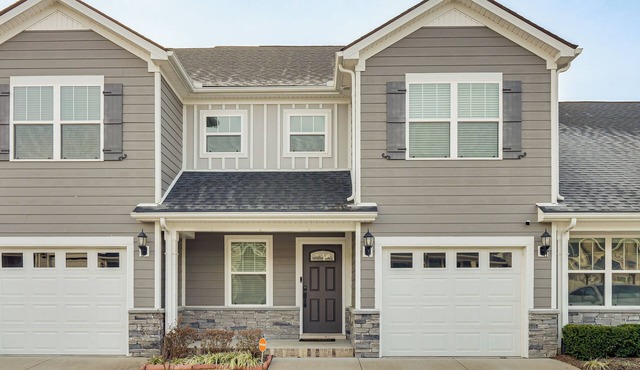 Quiet & Comfy Spring Hill Townhome w/WFH Setup in Spring Hill