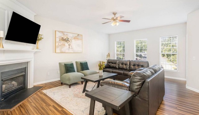 Quiet Spacious Home- central to Airport, Crabtree & food