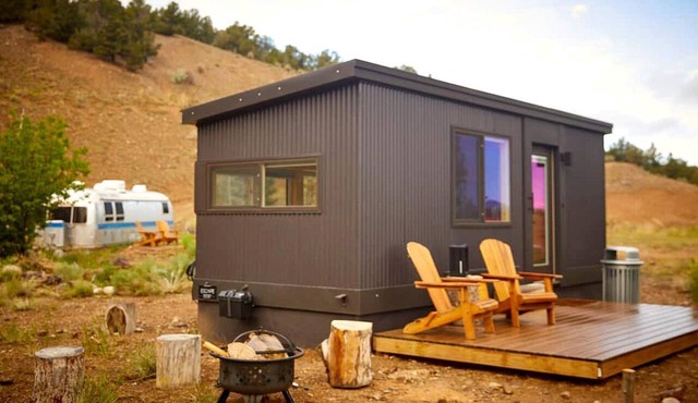 Rainbow Tiny Home with View & Hot Tub near Hot Springs, El Prado, NM