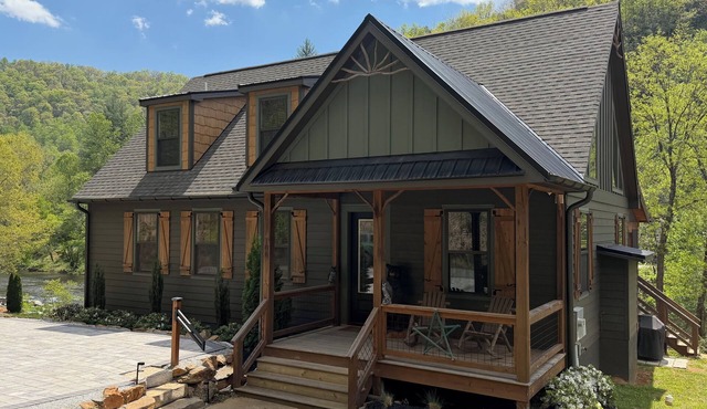 Relaxing riverfront house perfect for fly fishing and WCU family visits