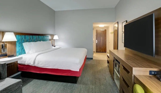 Rest In A Comfortable Room After Exploring Beaufort | Pet-Friendly Stay