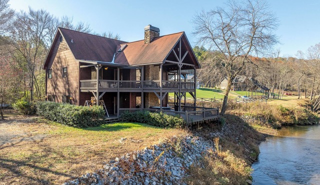 Riverfront Lodge, 5BR, Hot Tub, Pool Table & Views