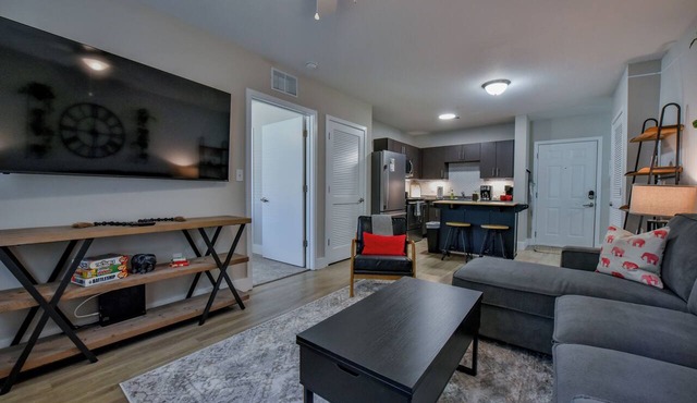 Rollin' on the River - Book for Football Season! Complex Pool & River Views!