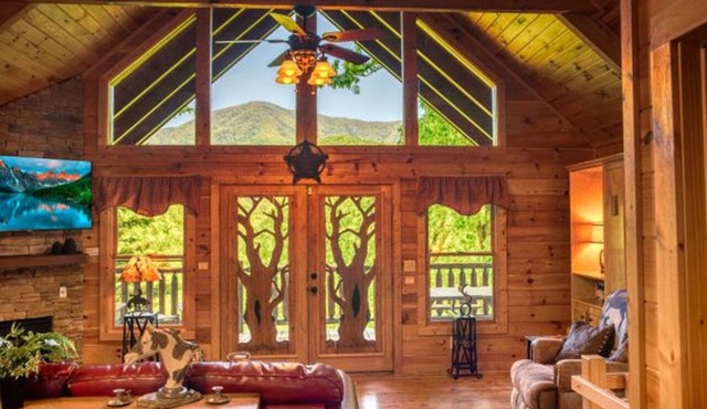 Romantic, Secluded Cabin w/stunning views, hot tub, pool table & nearby draws