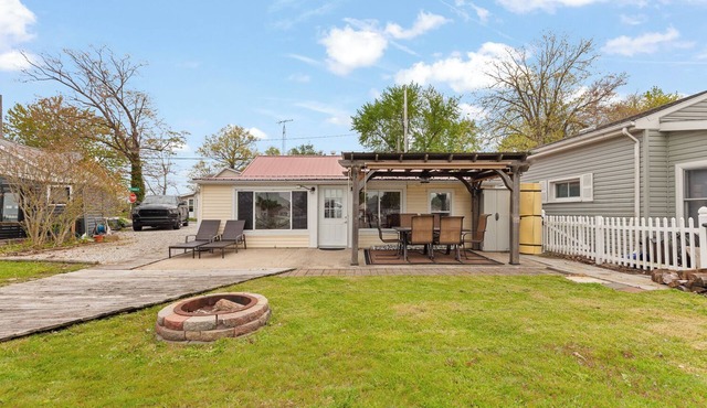Round Lake Cozy Getaway 3-bedroom cottage Sleeps 6 with optional Pontoon Boat