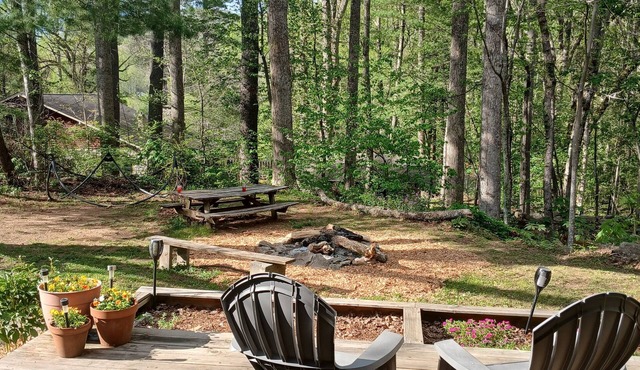 Rustic Hillside Hideaway. A cozy cottage perfect for 2! Hikers paradise! Hot tub