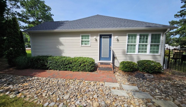 Sam's Place. UPDATED LISTING! Relax in the hot tub after a day of golf!