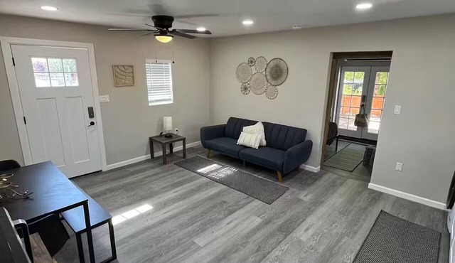 Sawmill District - Modern Apt Yard, King Bed, W/D