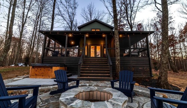 Scenic Bluffside Tiny Home Retreat with Kid-Friendly Loft near South Cumberland in Monteagle, Tennessee