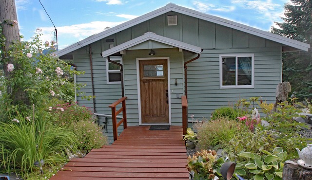 Seaside Garden House Located Near The Marina.