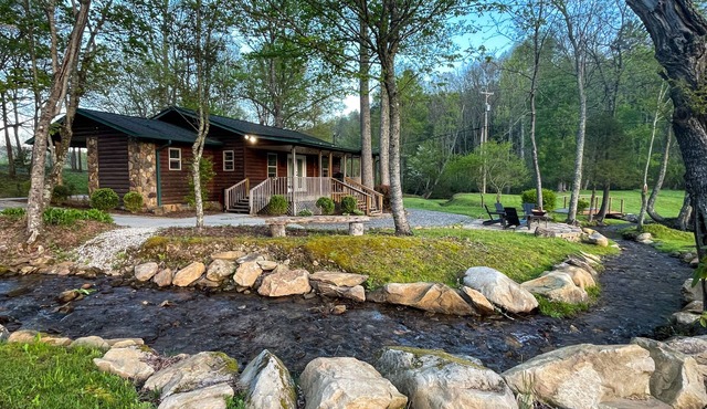 Secluded Creekfront Cabin Mountain Views. Easy Access for Cars/Cycles Near TOTD