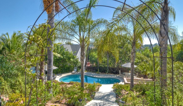 Secluded Home, Sleeps 11+ Solar Heated Pool. HOT TUB SPA, 9 miles to beach
