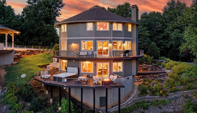 Skytop Chalet | Pet Friendly, Hot Tub & Stunning Mountain Views!