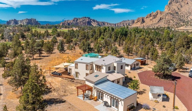 Smith Rock Retreat: TWO UNITS IN ONE LISTING!