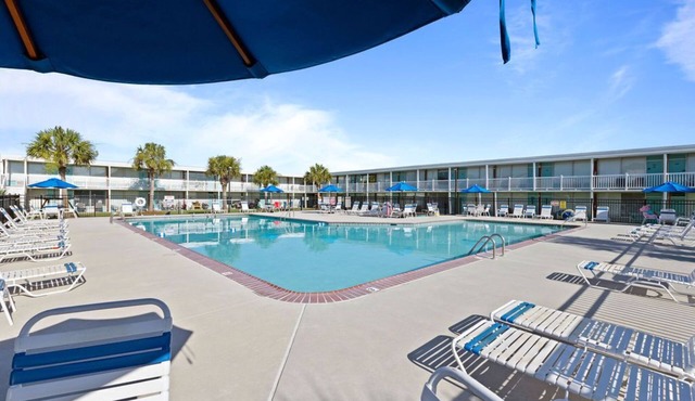 Soundfront Complex, pool, steps from beach!