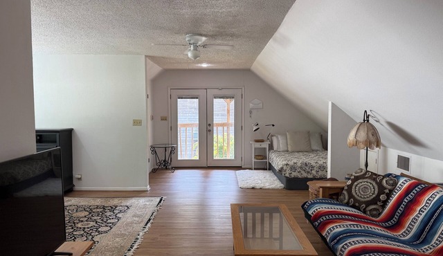 South 6th bungalow walkable to ACL, Zilker, downtown and south congress