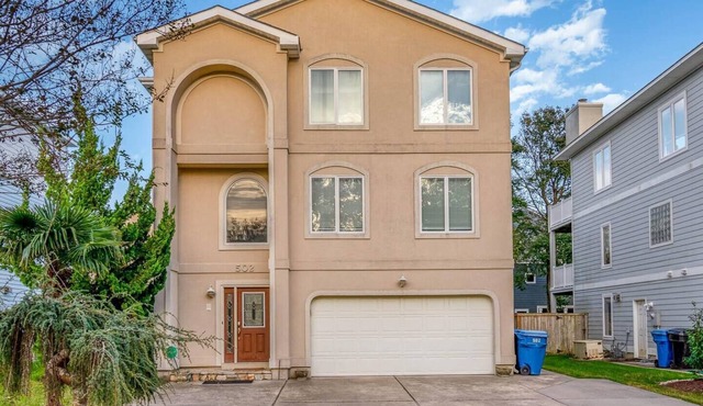 Spacious 4BR Beach Home Sleeps 11 3-Min Walk to Croatan Beach-Parking for 4