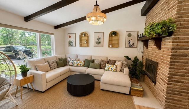 Spacious, beautiful 5 Bed, 2.5 Bath modern house in Saint Paul for extended stay