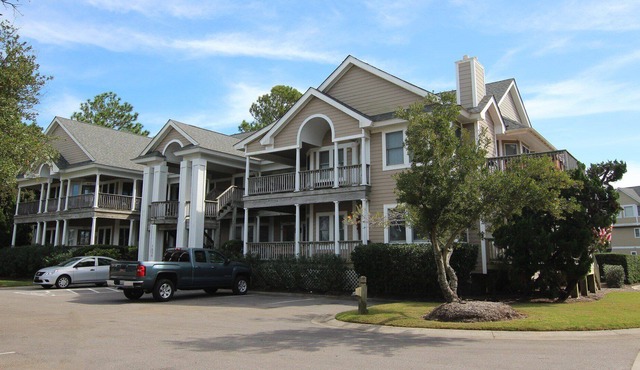 Spacious Corolla Light 3BR - Short Walk to Beach!