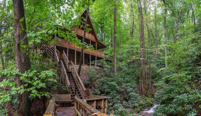 Spacious creekside oasis with private hot tub, pool table, W/D, & fireplace