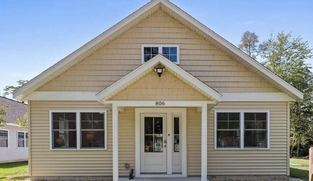 Spacious Lakefront Home Near South Haven in Pullman