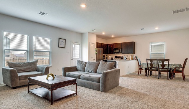 Spacious & Pet Friendly! Hill Country Home Base