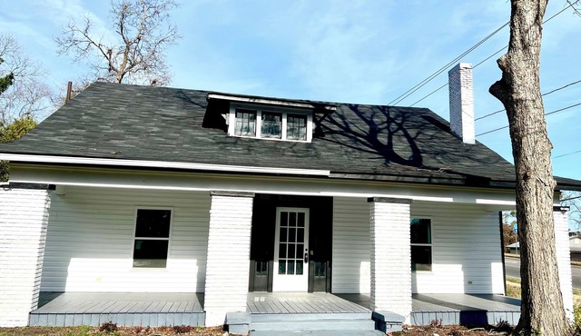 Spacious Remodeled Downtown Retreat, Walk to Shops & Dining, Sleeps 12!